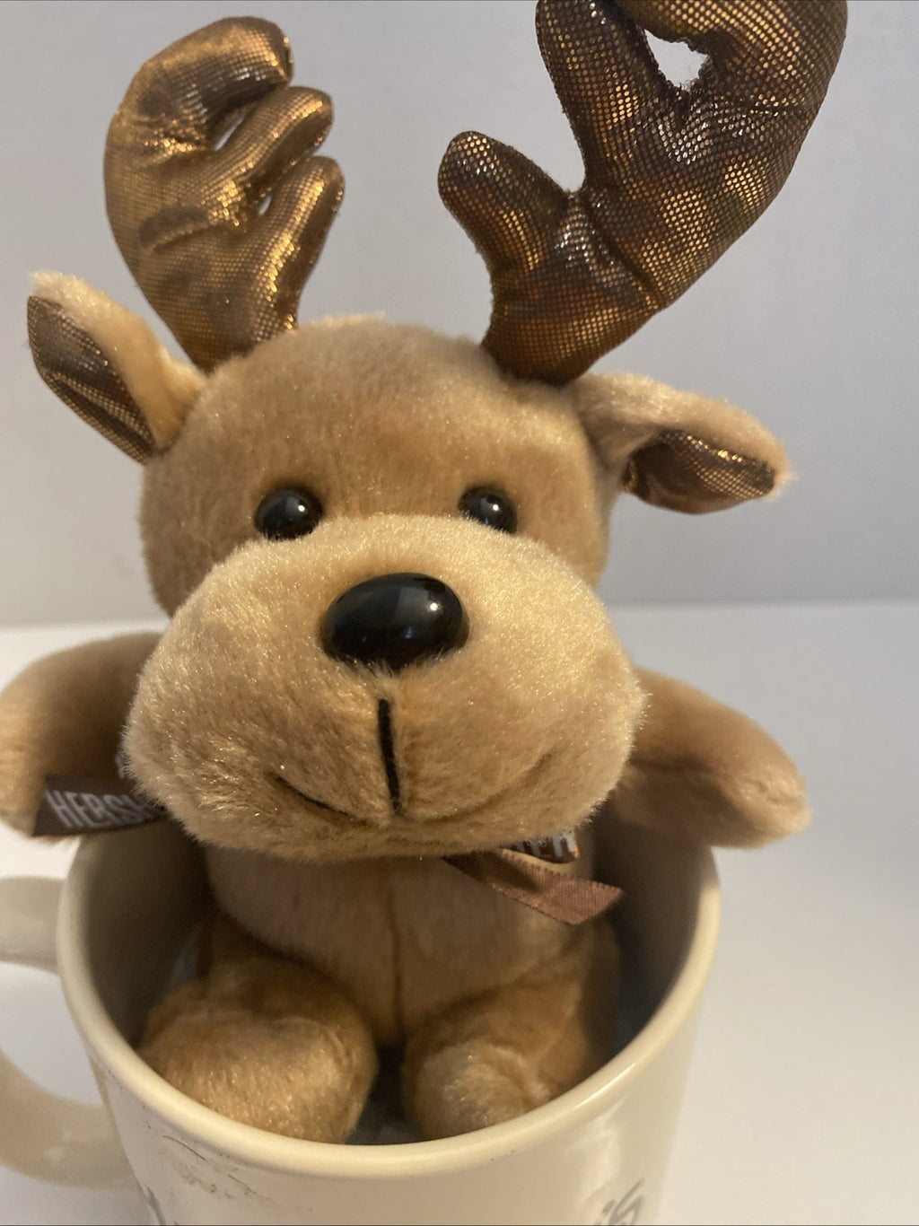 HERSEY’S CHOCOLATE 32 OUNCE CHRISTMAS MUG W/GALLERIE PLUSH REINDEER