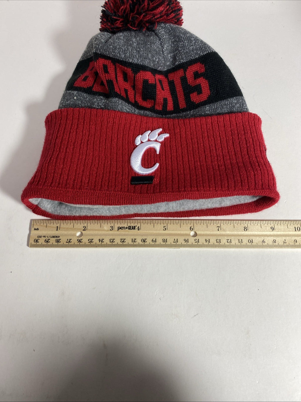 New Era Cincinnati Bearcats Beanie Red Black Hat Cap Pom Snow Ski  NCAA