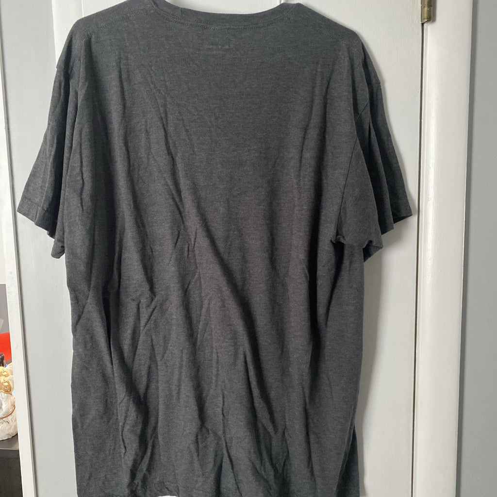 Disney lion King short sleeve gray shirt size extra large large short sleeve