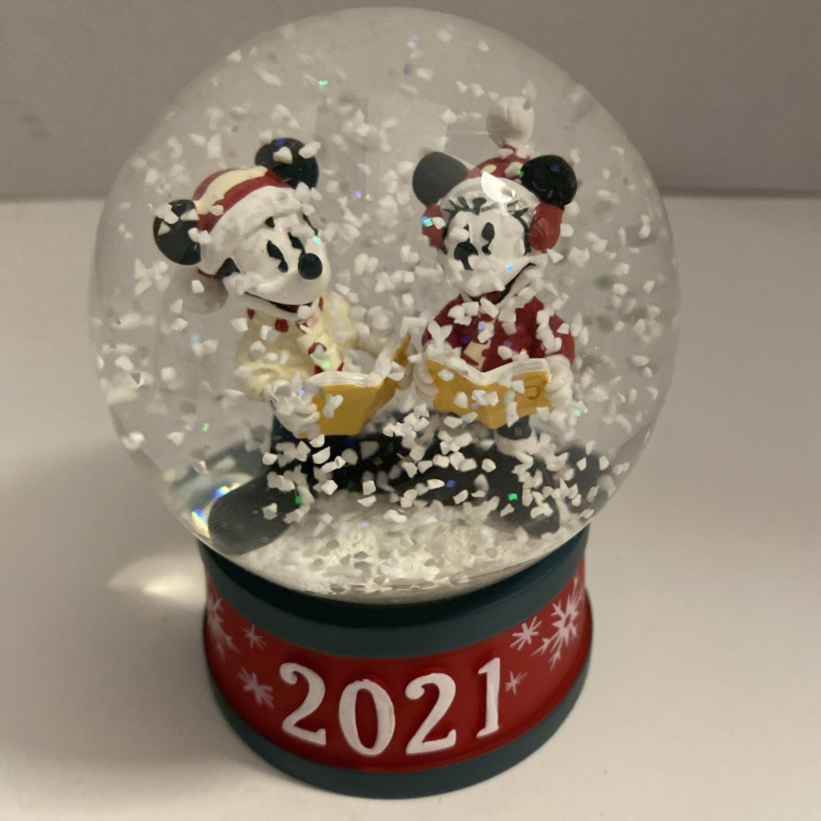 WALT DISNEY MICKEY AND MINNIE  2021 CHRISTMAS SNOW GLOBE BRAND NEW INORIGINALBOX