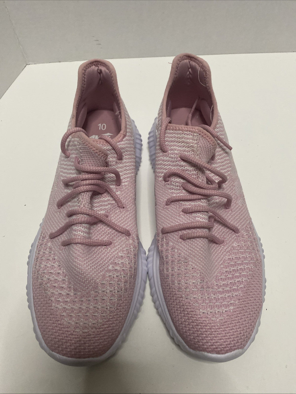 Avia women’s size 10 pink super lightweight tennis shoes