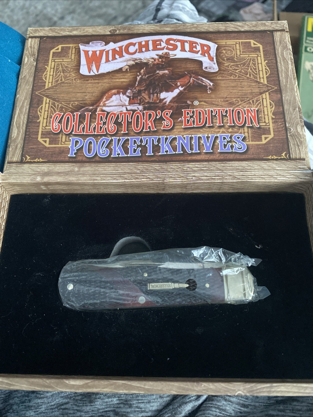 WINCHESTER RMEF COLLECTORS EDITION POCKET KNIFE & DISPLAY BOX