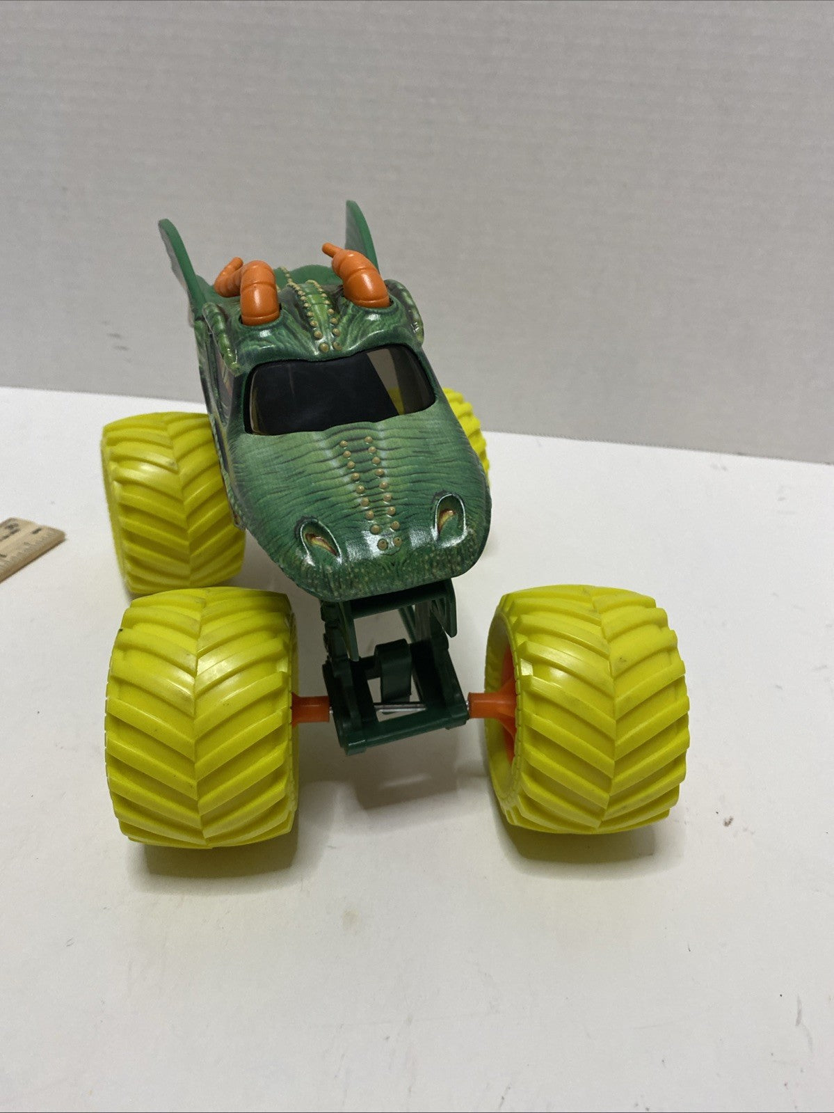 Monster Jam Truck DRAGON 1:24 Yellow Tires 2023 The BIG ONE