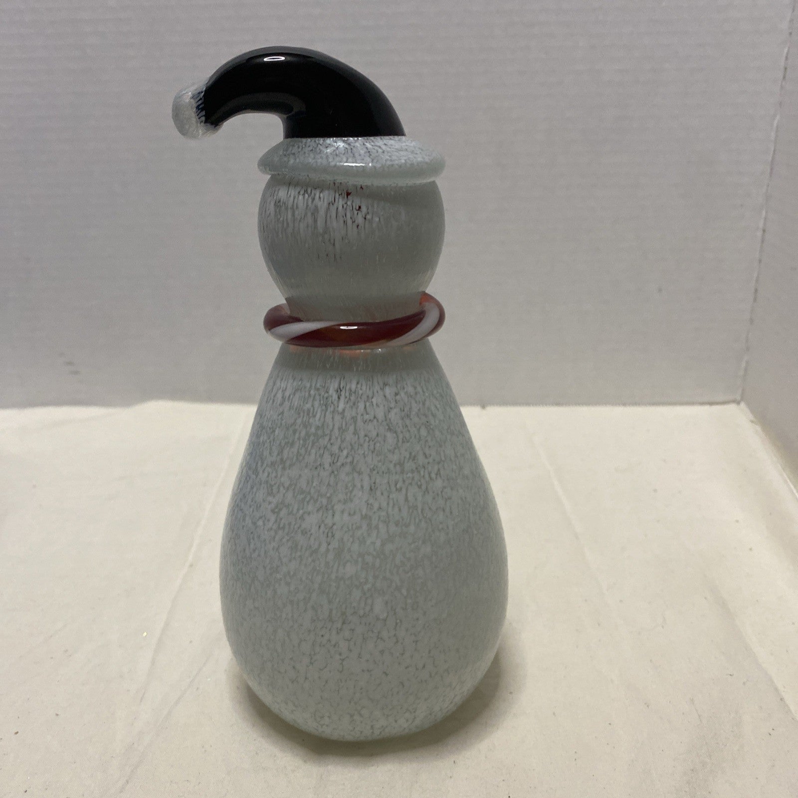 HAND BLOWN GLASS XMAS SNOWMAN W/BLACK HAT & PEPPERMINT SCARF