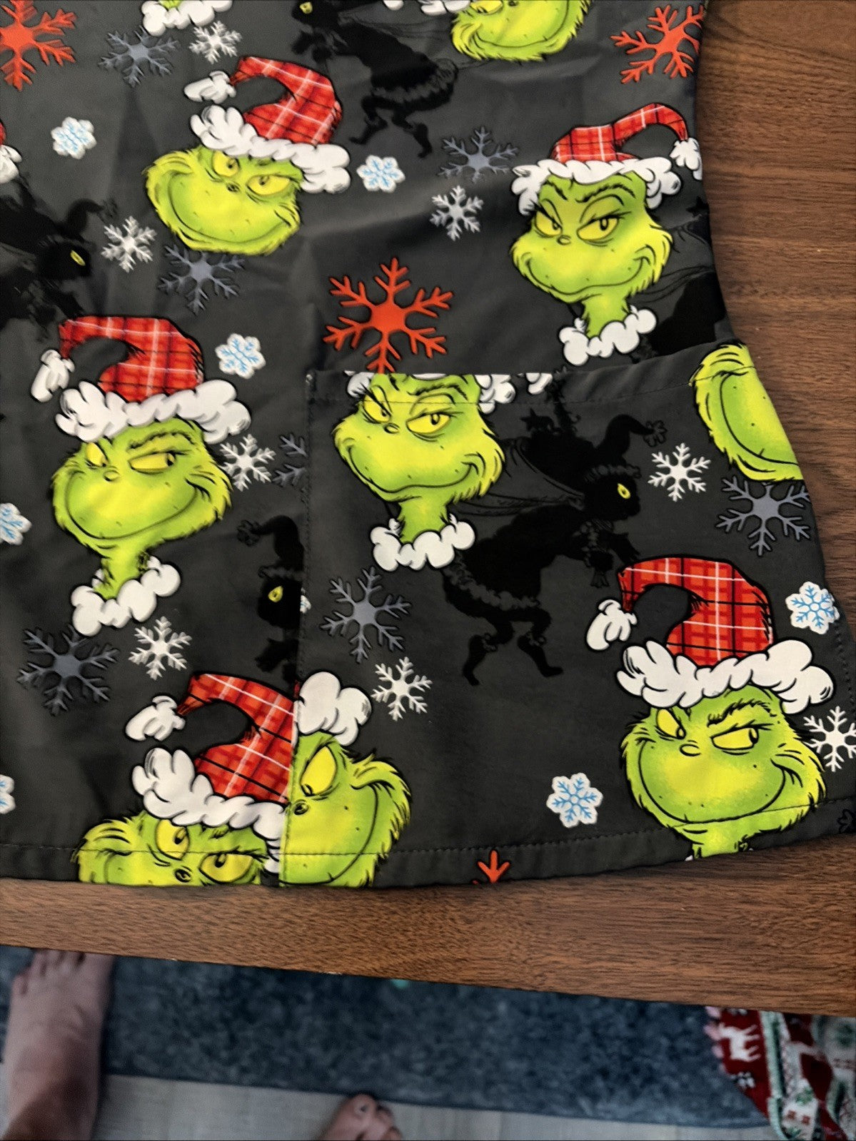 DR. SEUSS Women's Scrub Top Christmas The Grinch Short Sleeve Pockets XXL