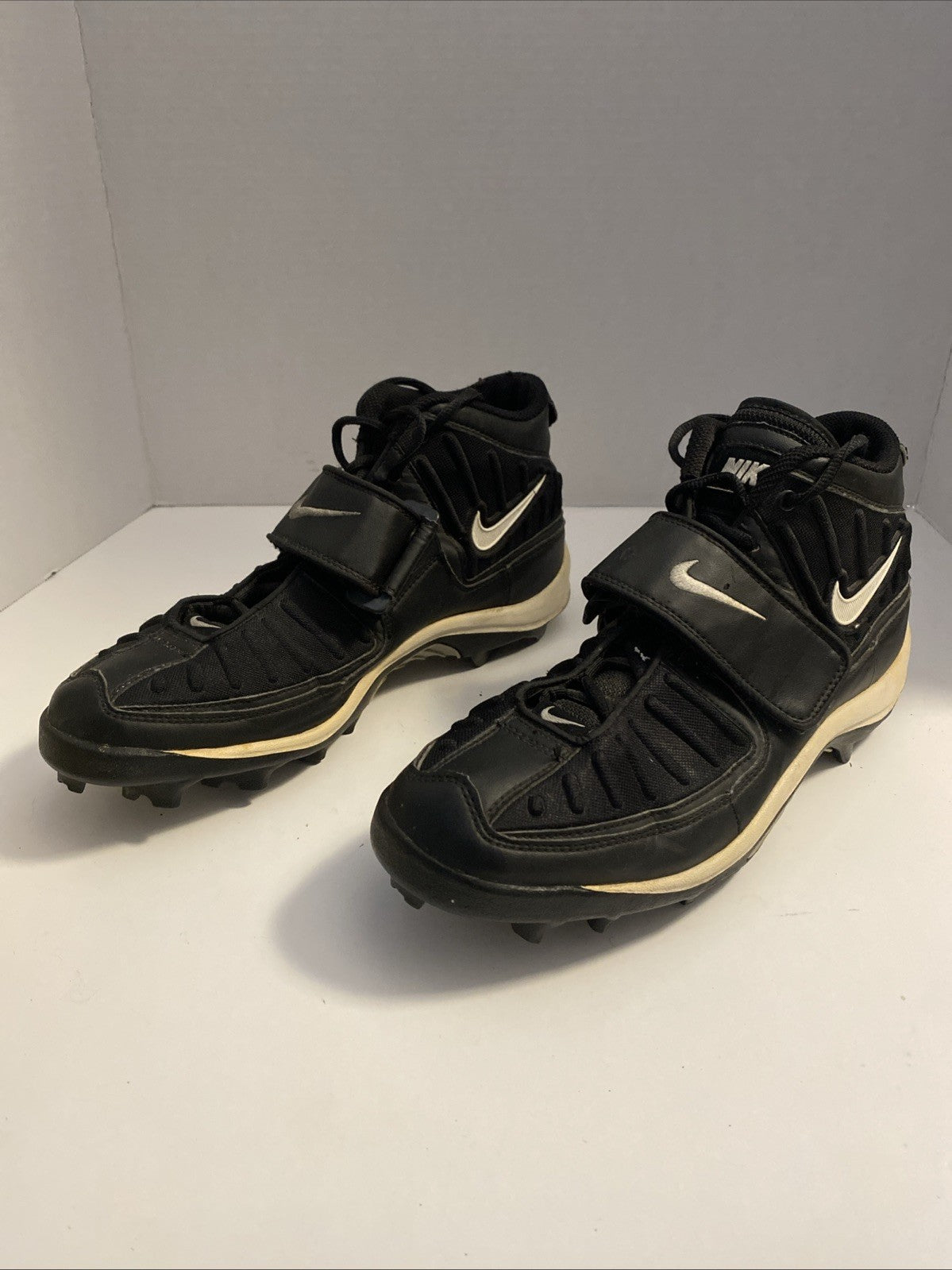 Nike Men's VTG Size 10 Football Black Closed Toe Lace-Up Sneakers
