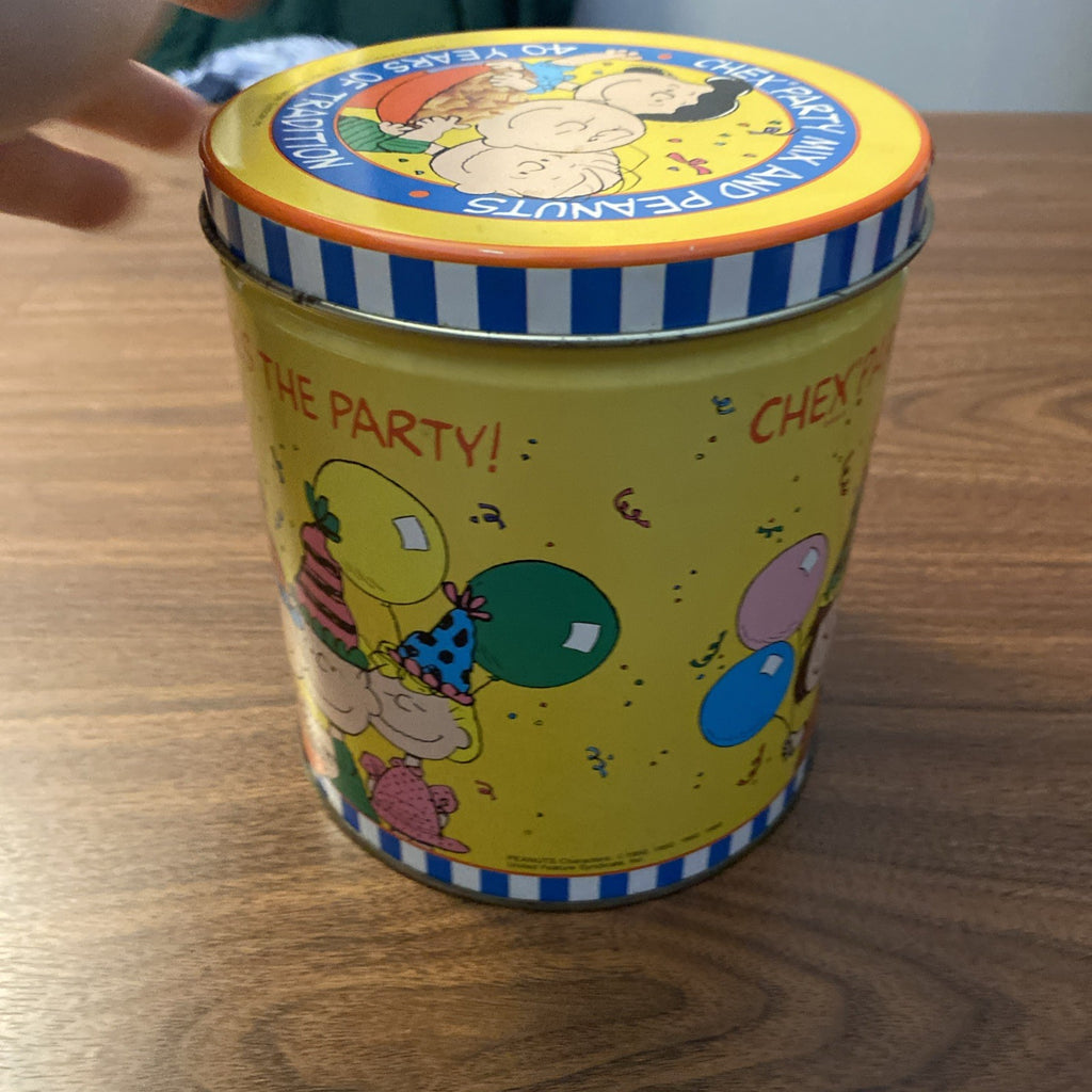 CHEX PEANUTS CHARLIE BROWN AND THE GANG 5" ROUND METAL TIN WITH LID Vintage