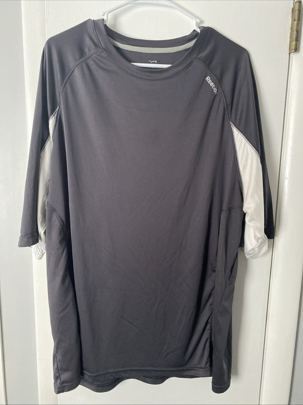 Reebok extra large sweat wicking gray white arm short sleeve T-shirt
