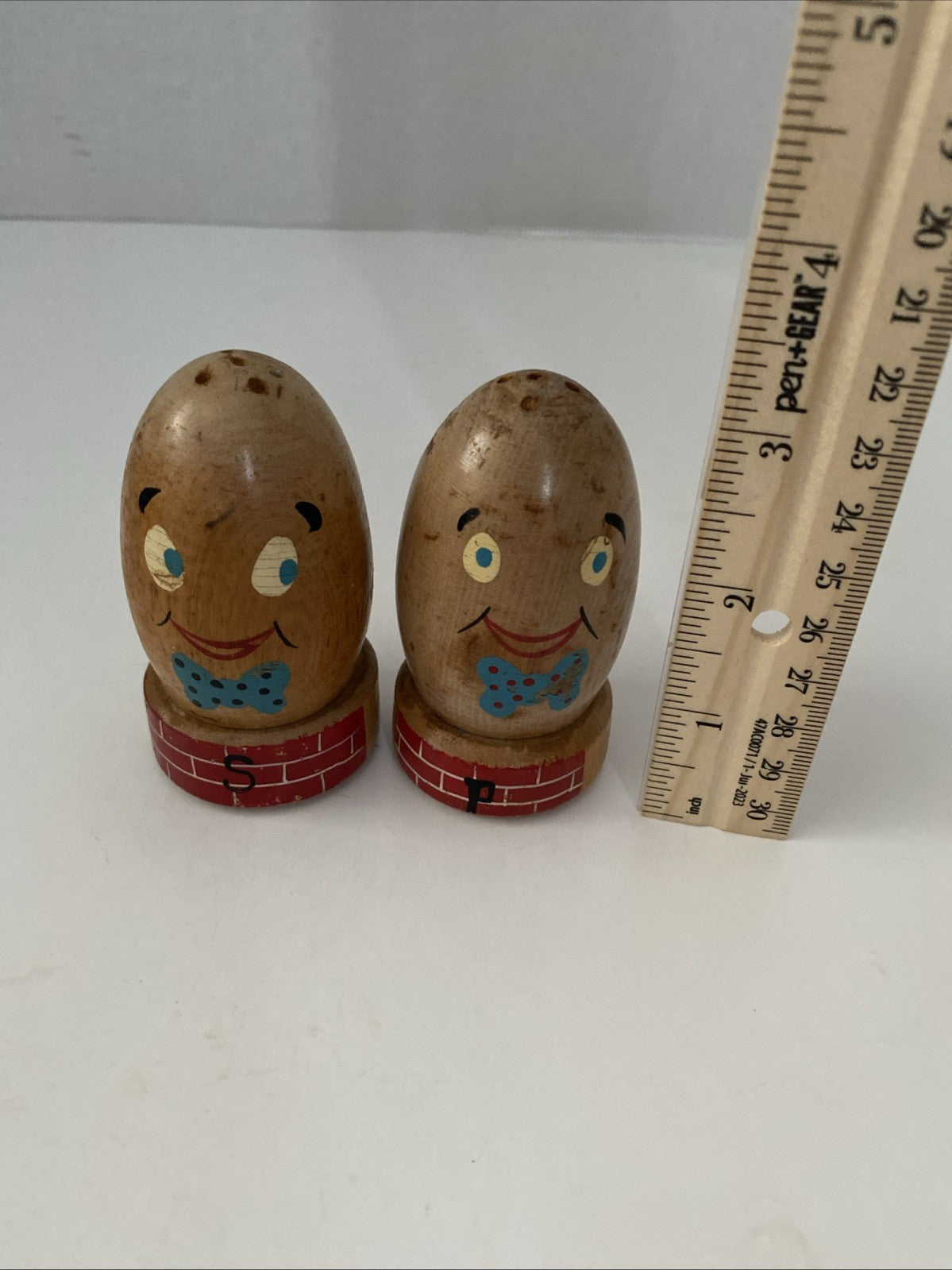 Vintage Humpty Dumpty Wood Wooden Souvenir Salt and Pepper Shakers 