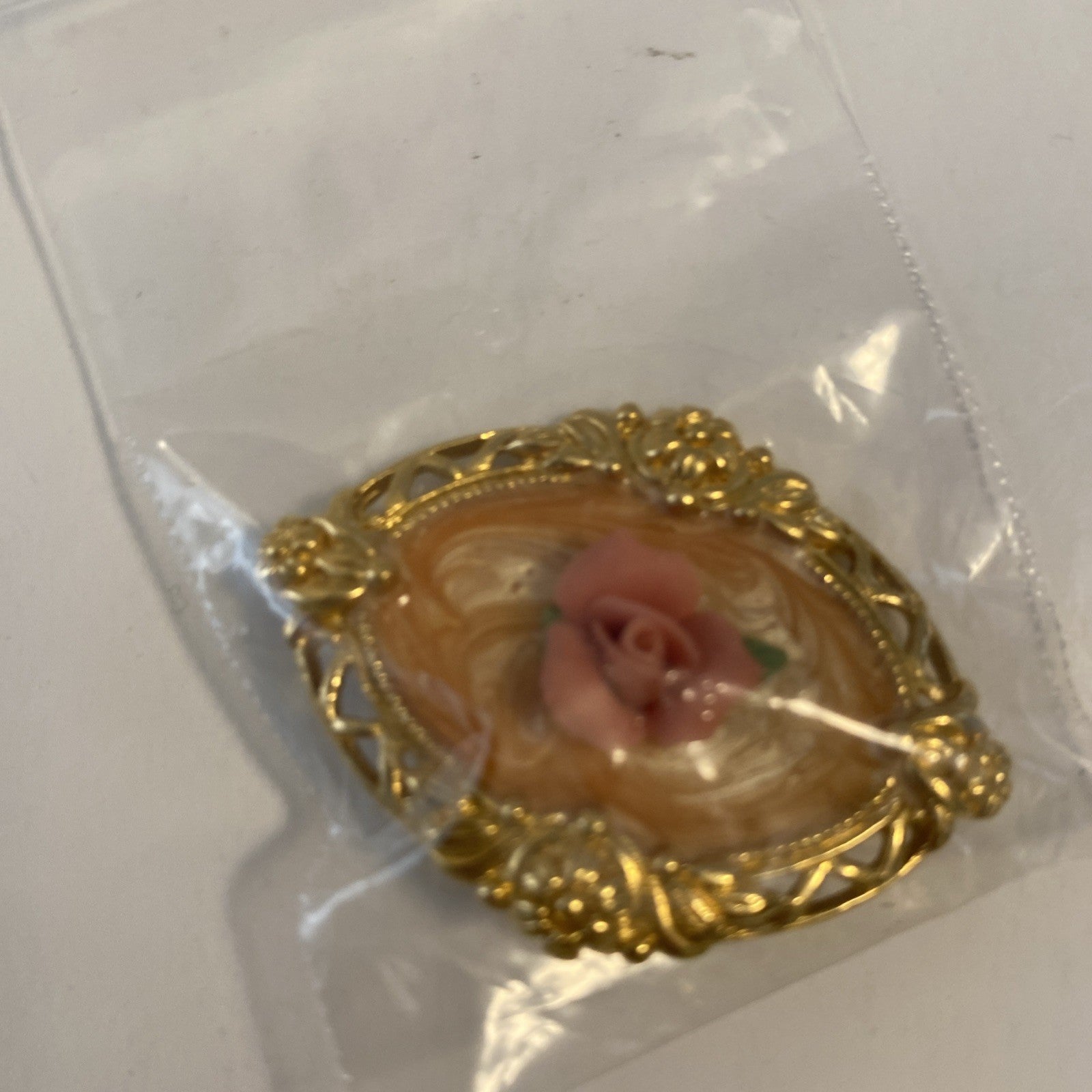 Avon vintage Victoria Rose gold tone brooch