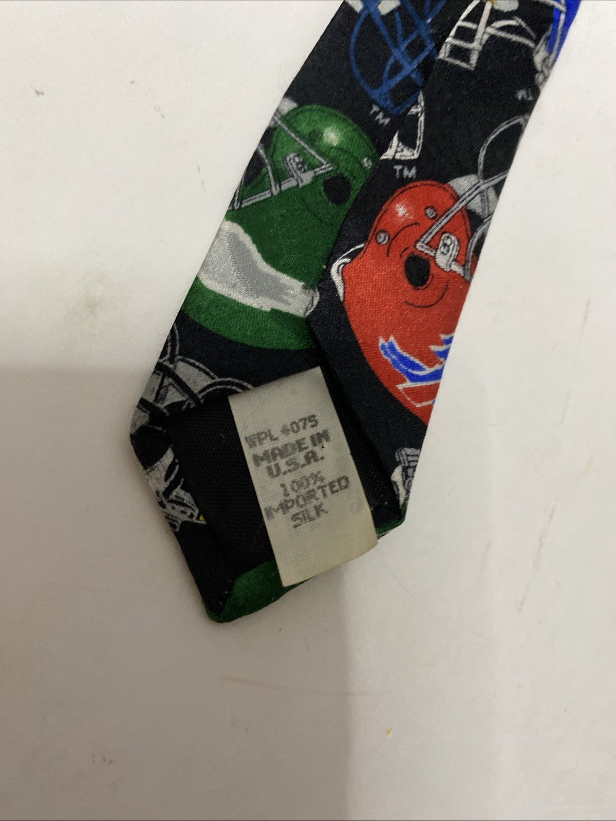 Vintage Team NFL Mens Tie.  4" Wide.  Made USA WITH TEAM HELMETS