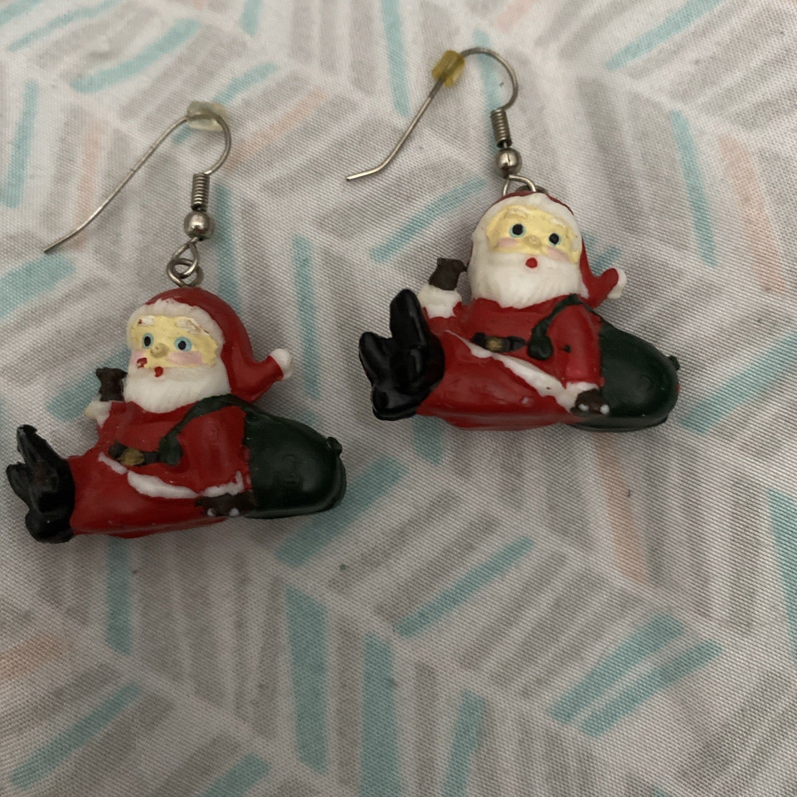 2 Vintage 1" Painted Resin Santa Claus w/Gifts Christmas Earrings