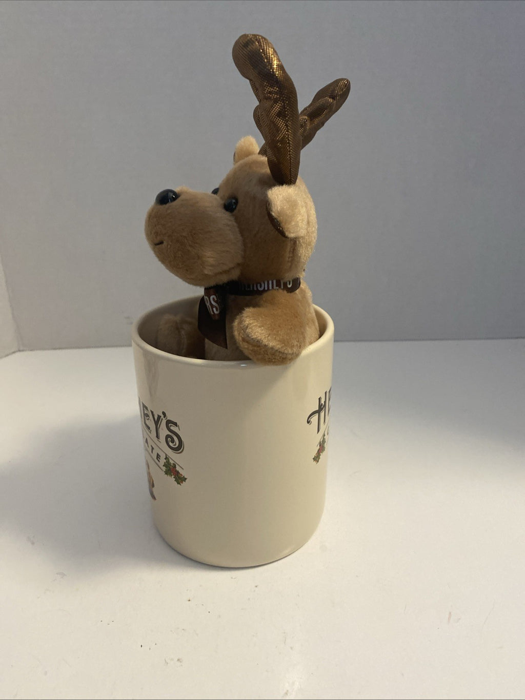 HERSEY’S CHOCOLATE 32 OUNCE CHRISTMAS MUG W/GALLERIE PLUSH REINDEER