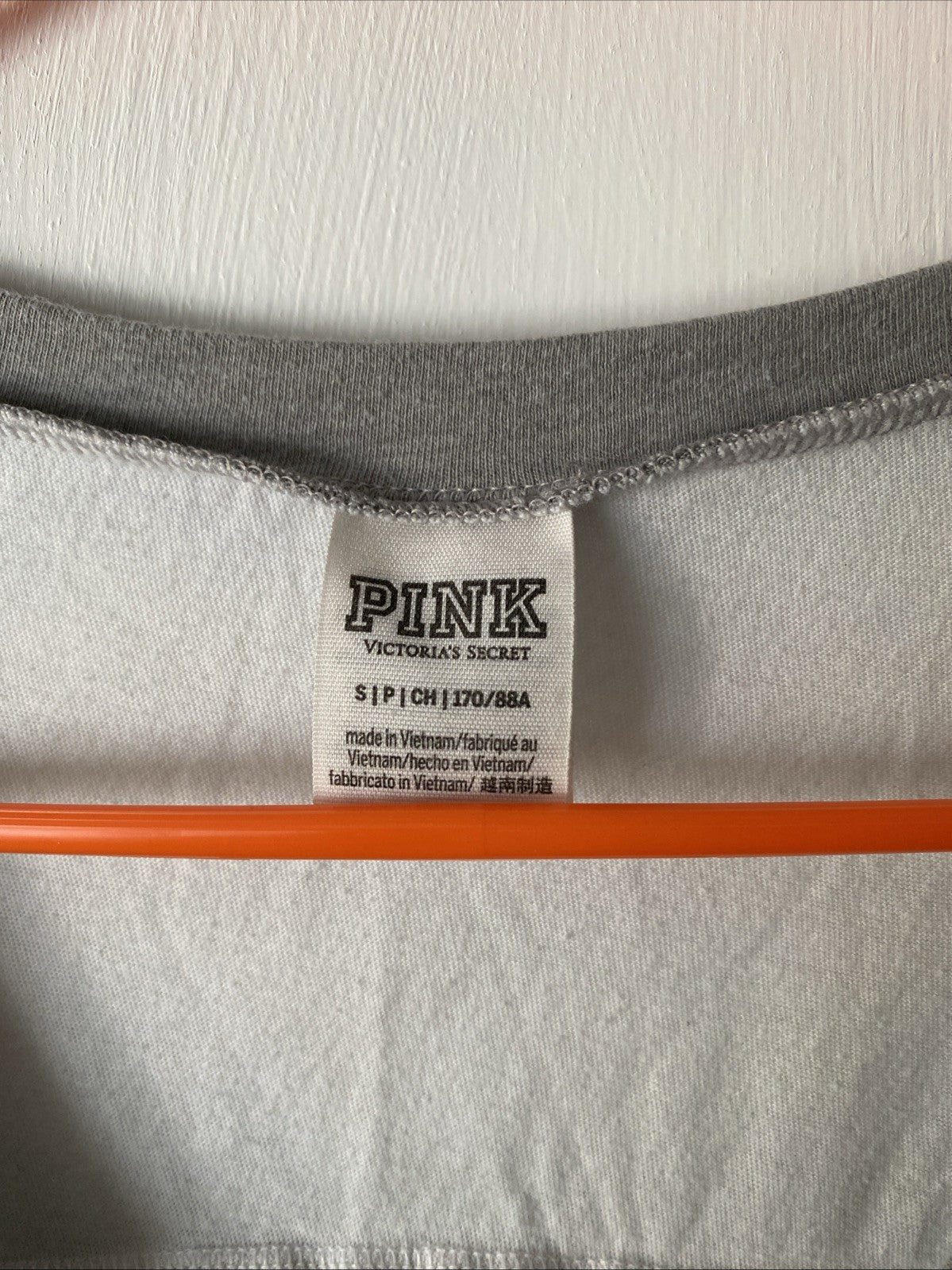 VICTORIA SECRET PINK V NECK COLOR BLOCK LOGO SHIRT! GRAY WHITE & BLACK! Size Sm