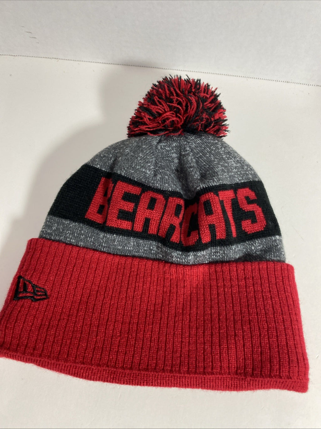 New Era Cincinnati Bearcats Beanie Red Black Hat Cap Pom Snow Ski  NCAA