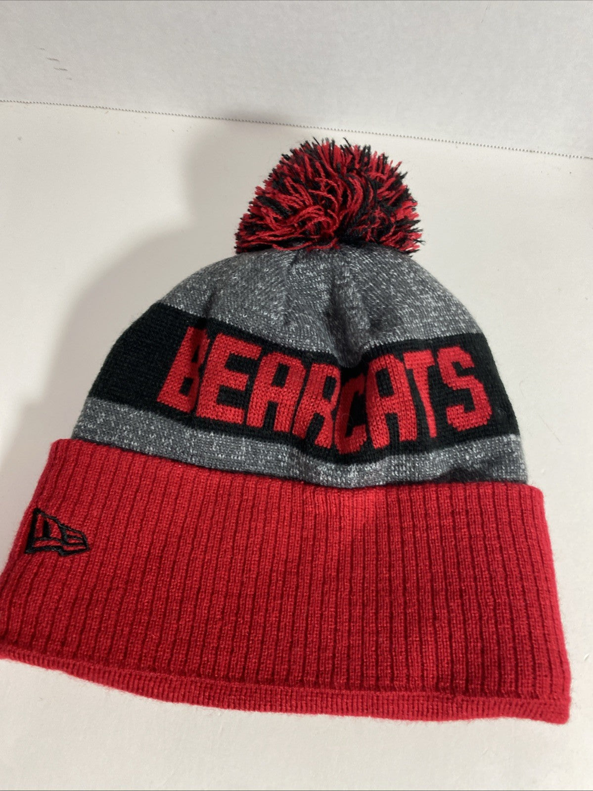New Era Cincinnati Bearcats Beanie Red Black Hat Cap Pom Snow Ski  NCAA