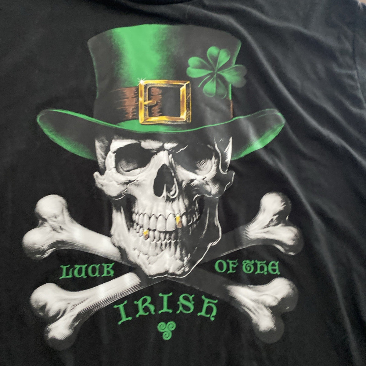 Celebrate! Men’s two XL 50–52 black luck of the Irish crossbones shirt short sle
