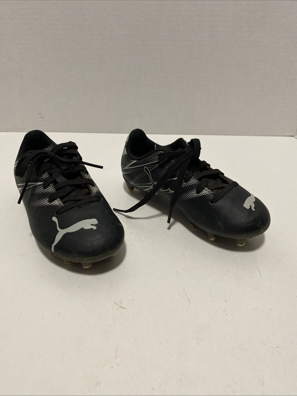BOYS RUBBER CLEATS SPORTS SNEAKER BY PUMA! SIZE 11