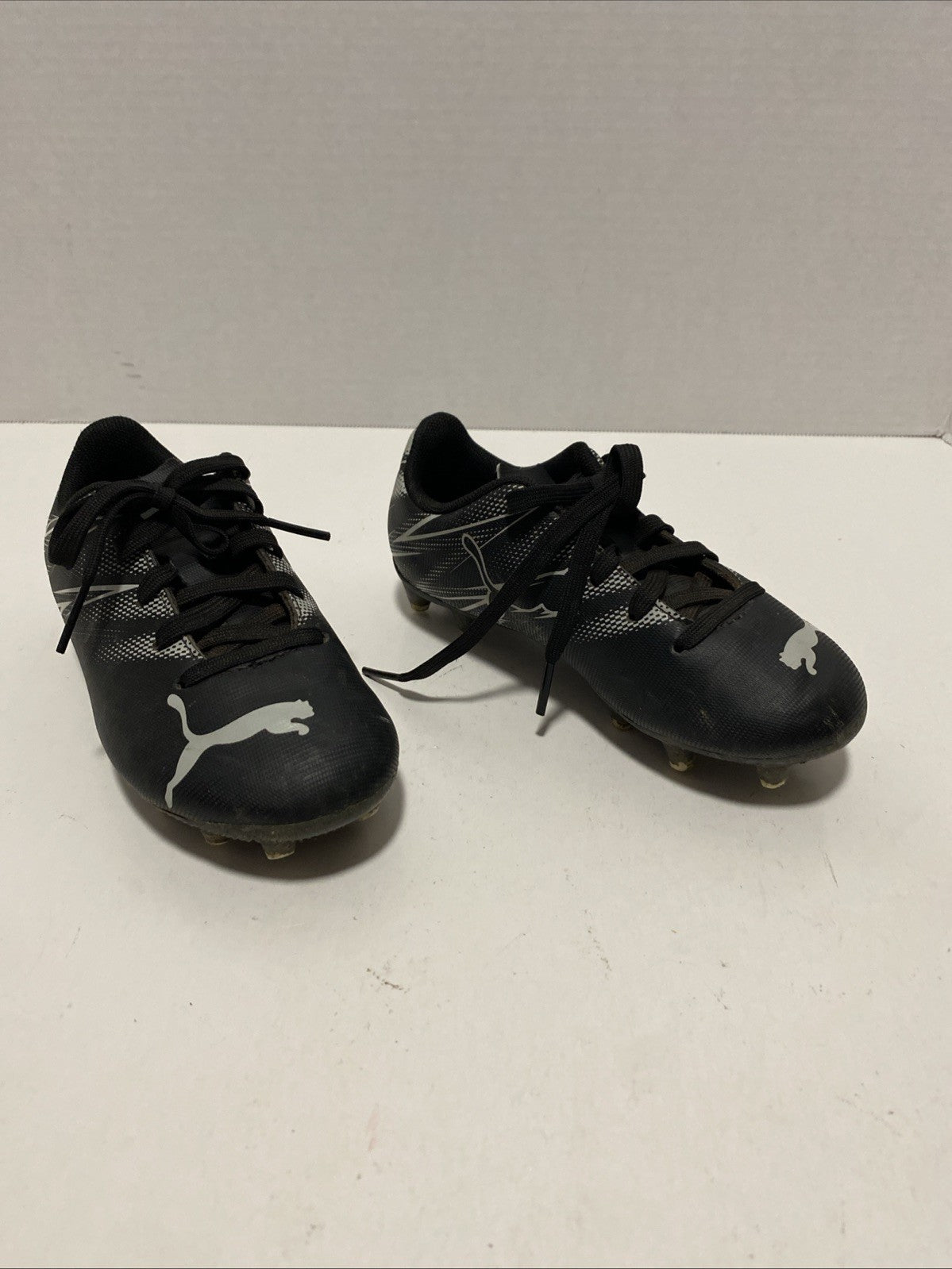BOYS RUBBER CLEATS SPORTS SNEAKER BY PUMA! SIZE 11
