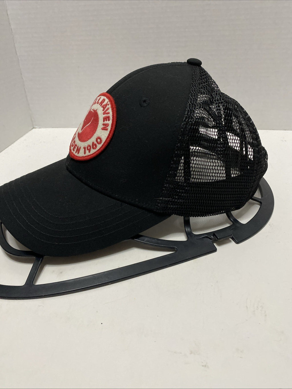 FJALLRAVEN SWEDEN 1960 Logo Black Snapback Trucker Mesh Baseball Hat Size S/M