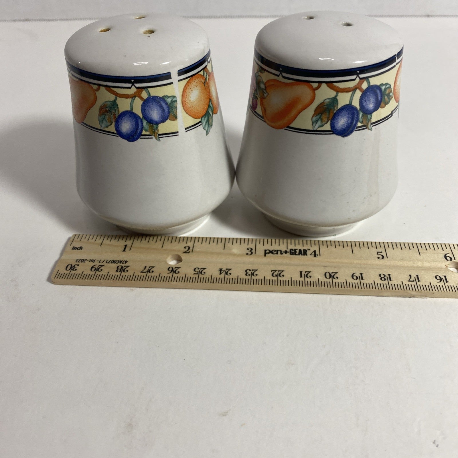 Oneida The Select Collection Orchard Stoneware Salt and Pepper Shaker- Pre-Owned