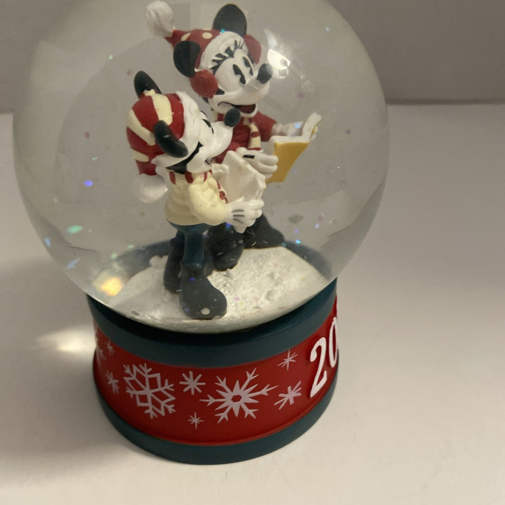 WALT DISNEY MICKEY AND MINNIE  2021 CHRISTMAS SNOW GLOBE BRAND NEW INORIGINALBOX