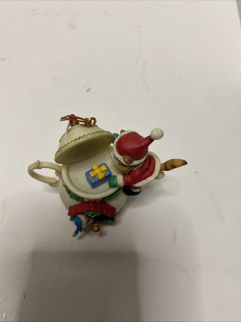 Vintage Lustre Fame Santa Cat & Mouse In a Teapot Christmas Ornament 1995 2.5”