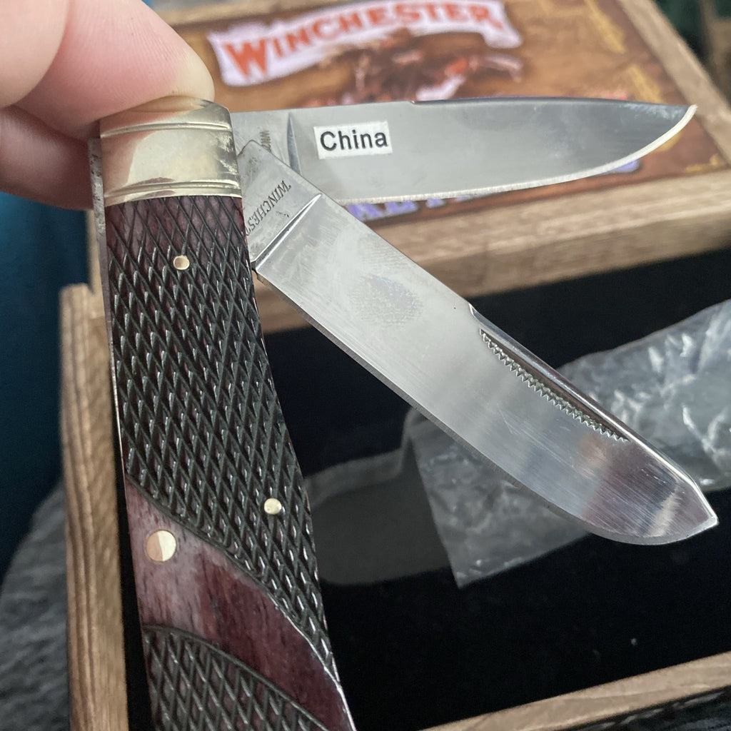 WINCHESTER RMEF COLLECTORS EDITION POCKET KNIFE & DISPLAY BOX