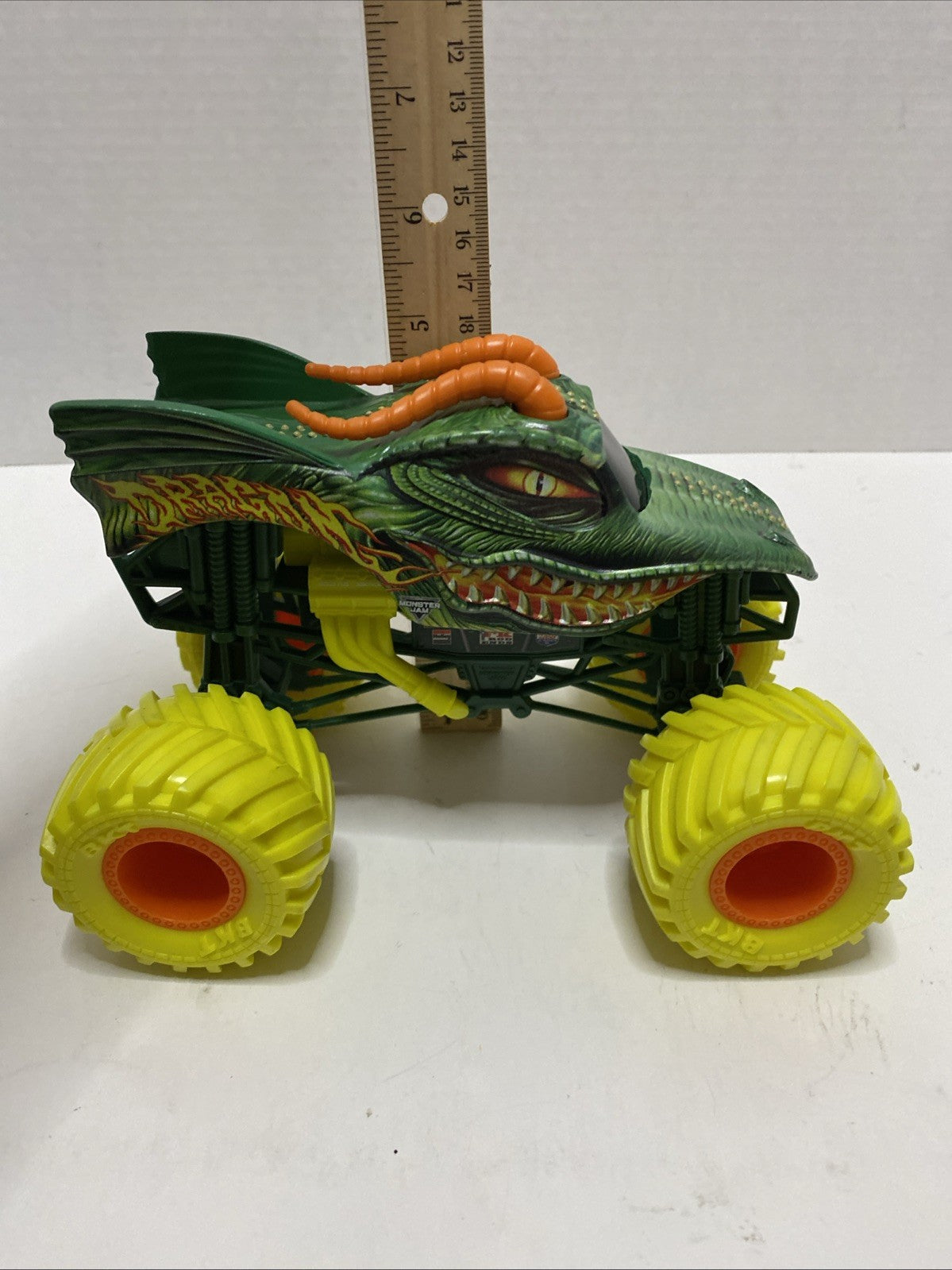 Monster Jam Truck DRAGON 1:24 Yellow Tires 2023 The BIG ONE