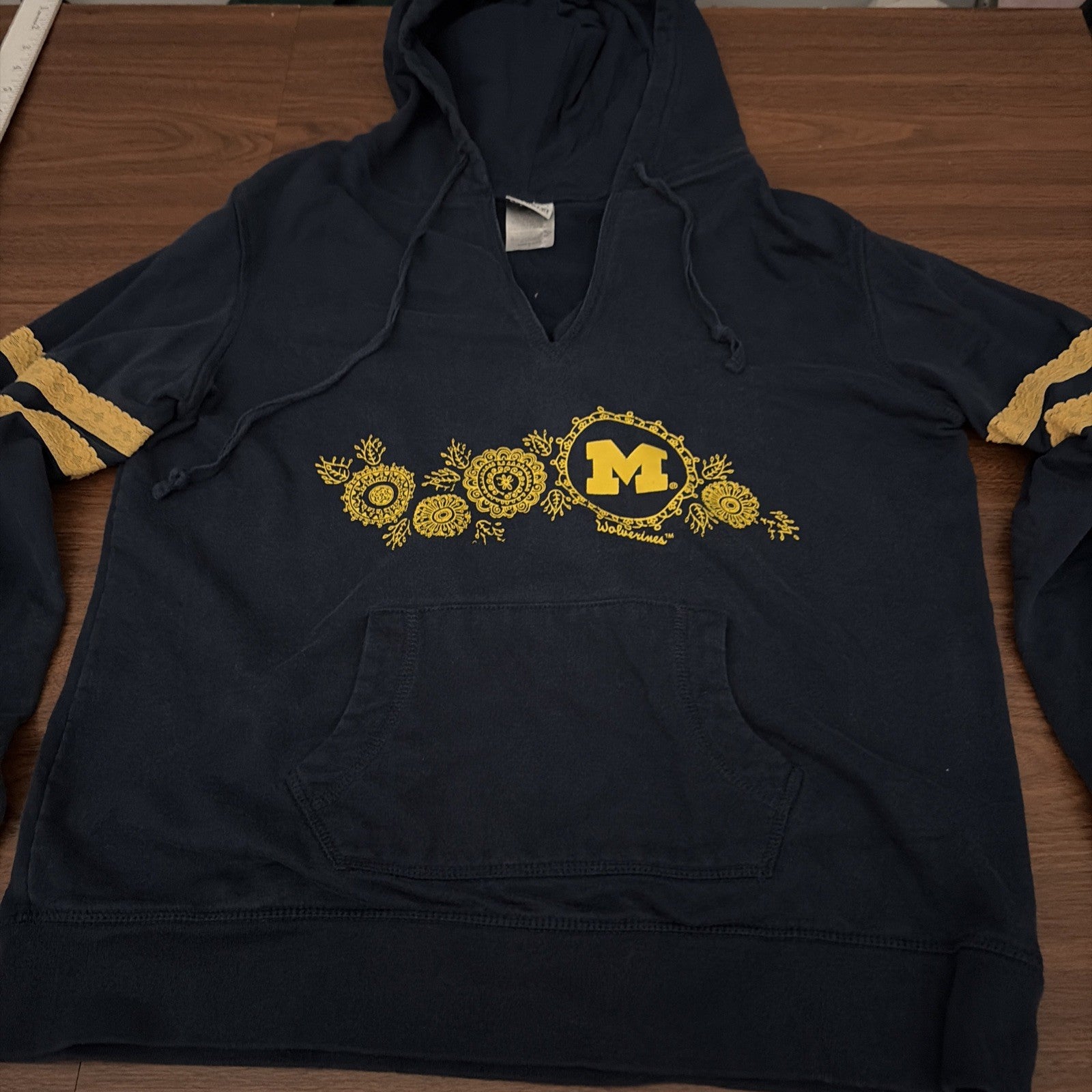 Creative Apparel Women’s Large Michigan Wolverine Pullover Sweatshirt V-Neck