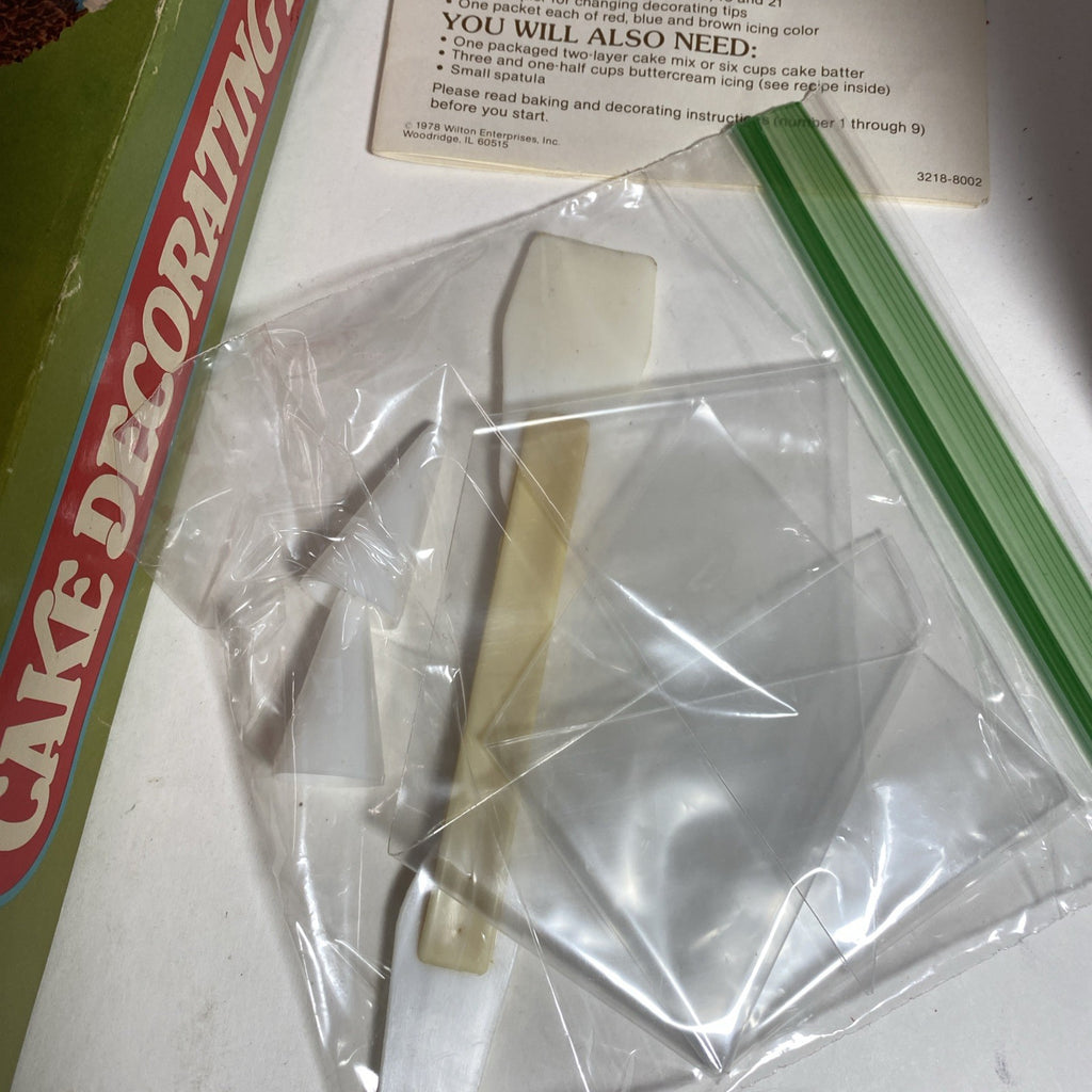 VTG CHRISTMAS WILTON CAKE DECORATING KIT SANTA SNOWMAN BAKING PAN