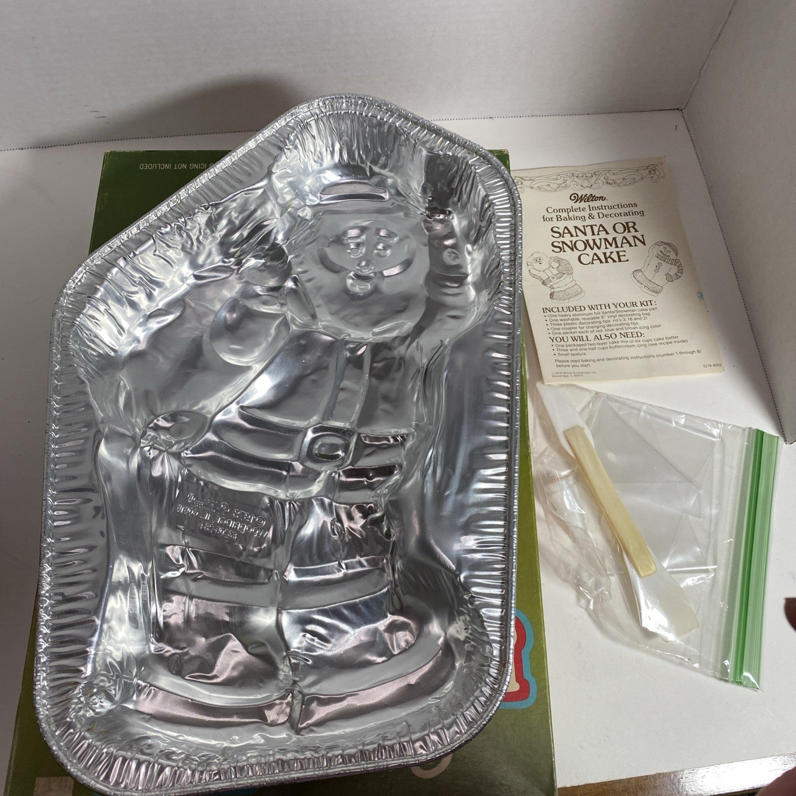 VTG CHRISTMAS WILTON CAKE DECORATING KIT SANTA SNOWMAN BAKING PAN