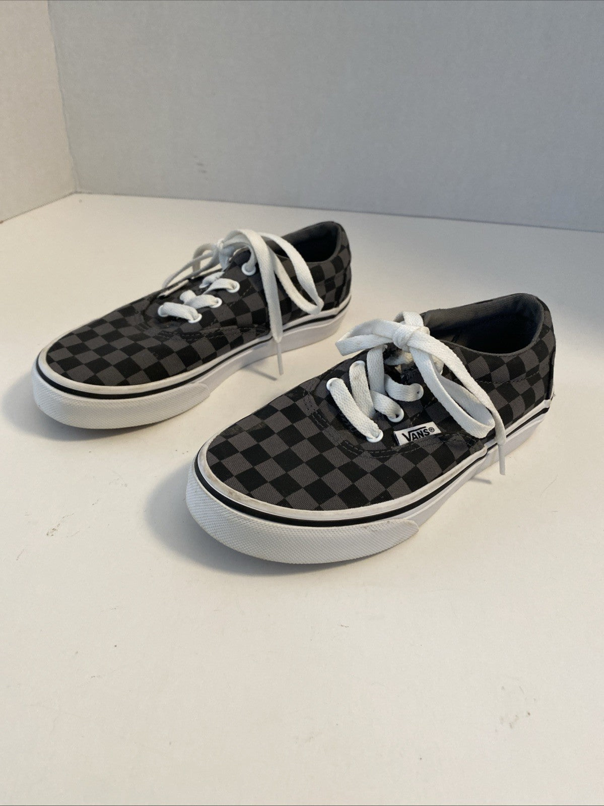 Vans Checkered Classic Skating Shoes, Youth 1.0/EU 31.5 (Grey/Black)