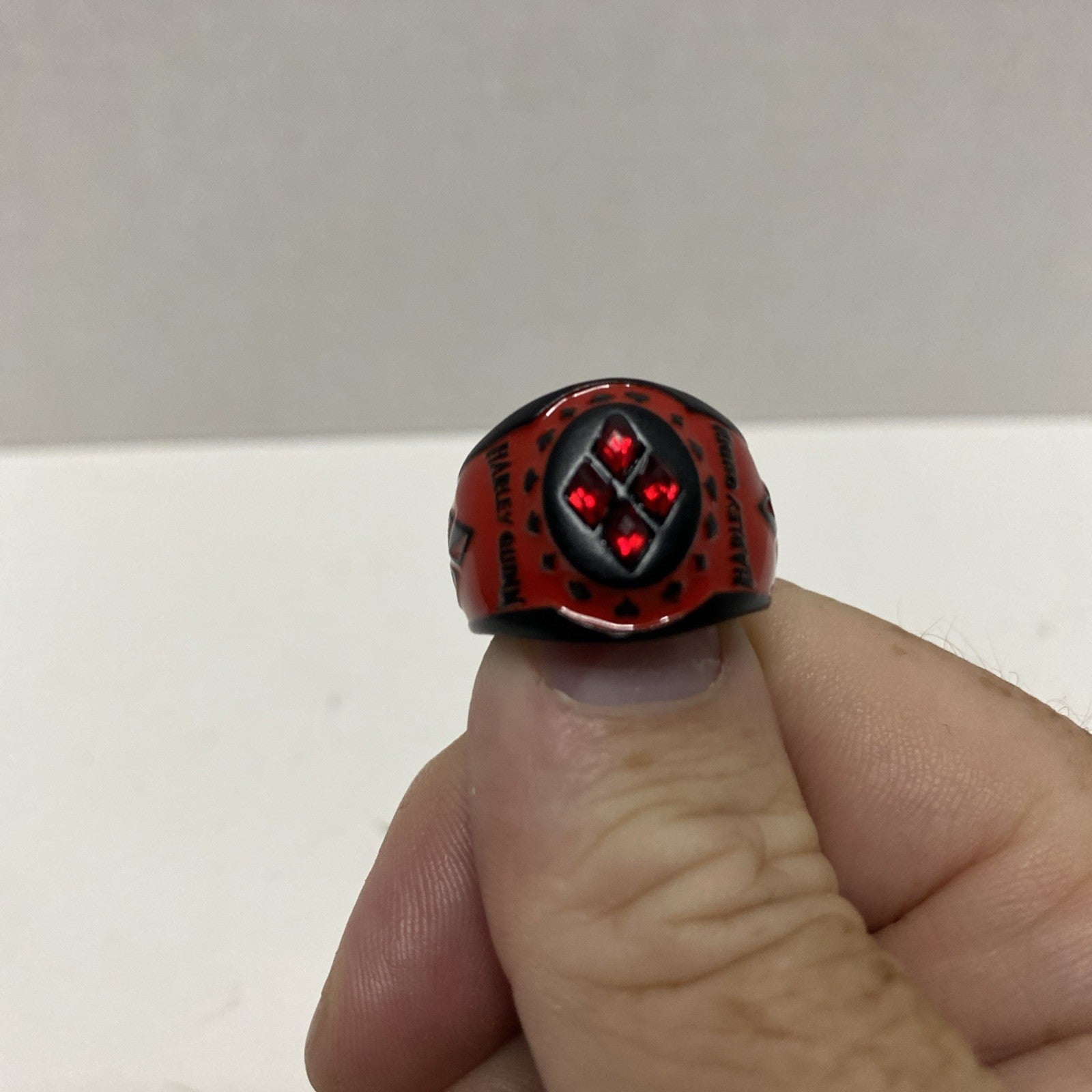 Harley Quinn Diamond Emblem Ring Red & Black Enamel TM & DC Comics 817 Fan