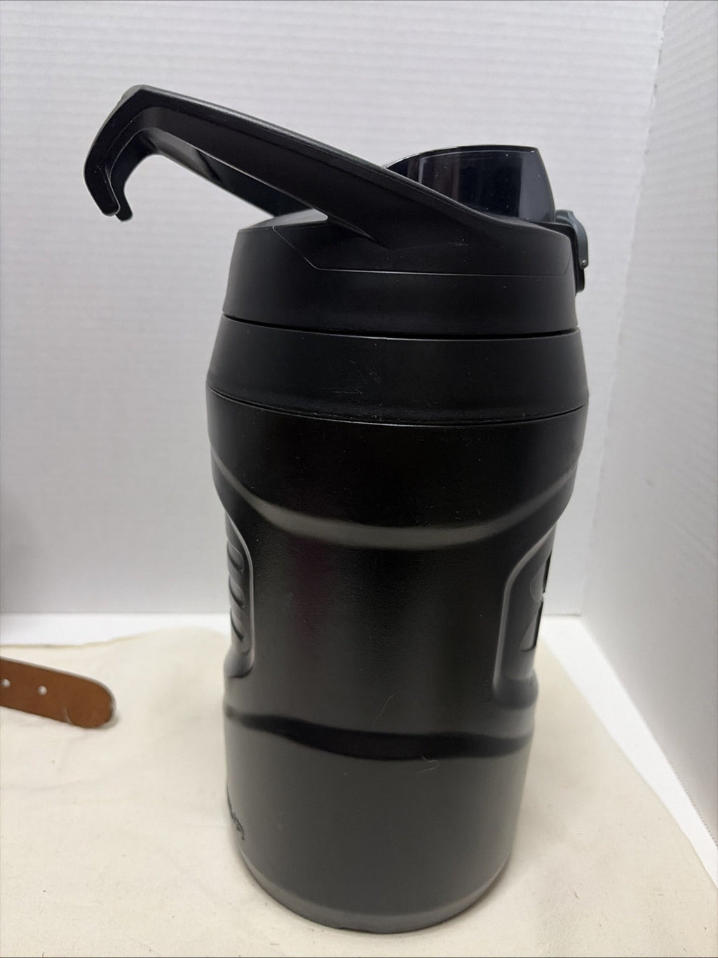 Under Armour Half Gallon Water Bottle 64oz Insulated Water Bottle W Fence Hooks 