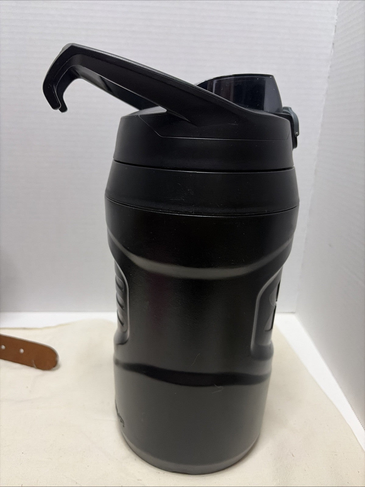 Under Armour Half Gallon Water Bottle 64oz Insulated Water Bottle W Fence Hooks 