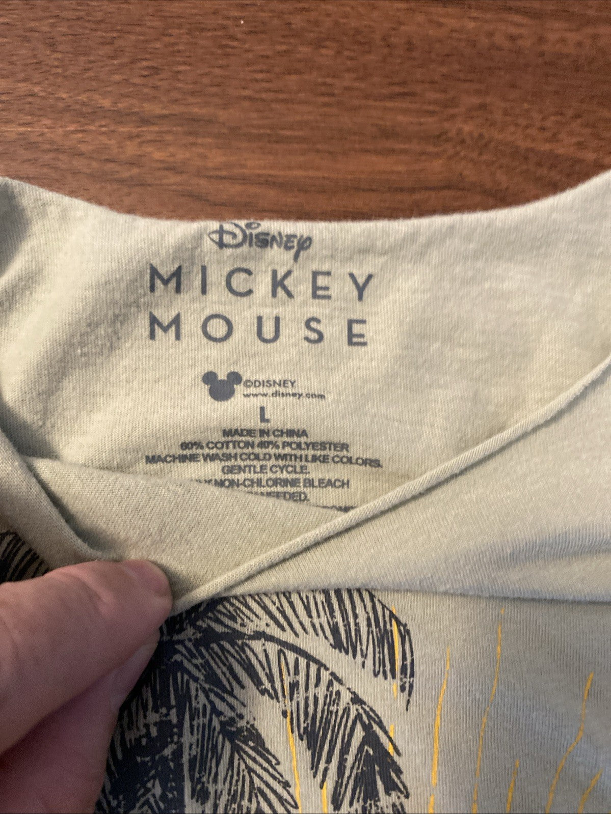 Disney Mickey and Minnie Mouse On Beach Women's Large Green Graphic T-Shirt Pics