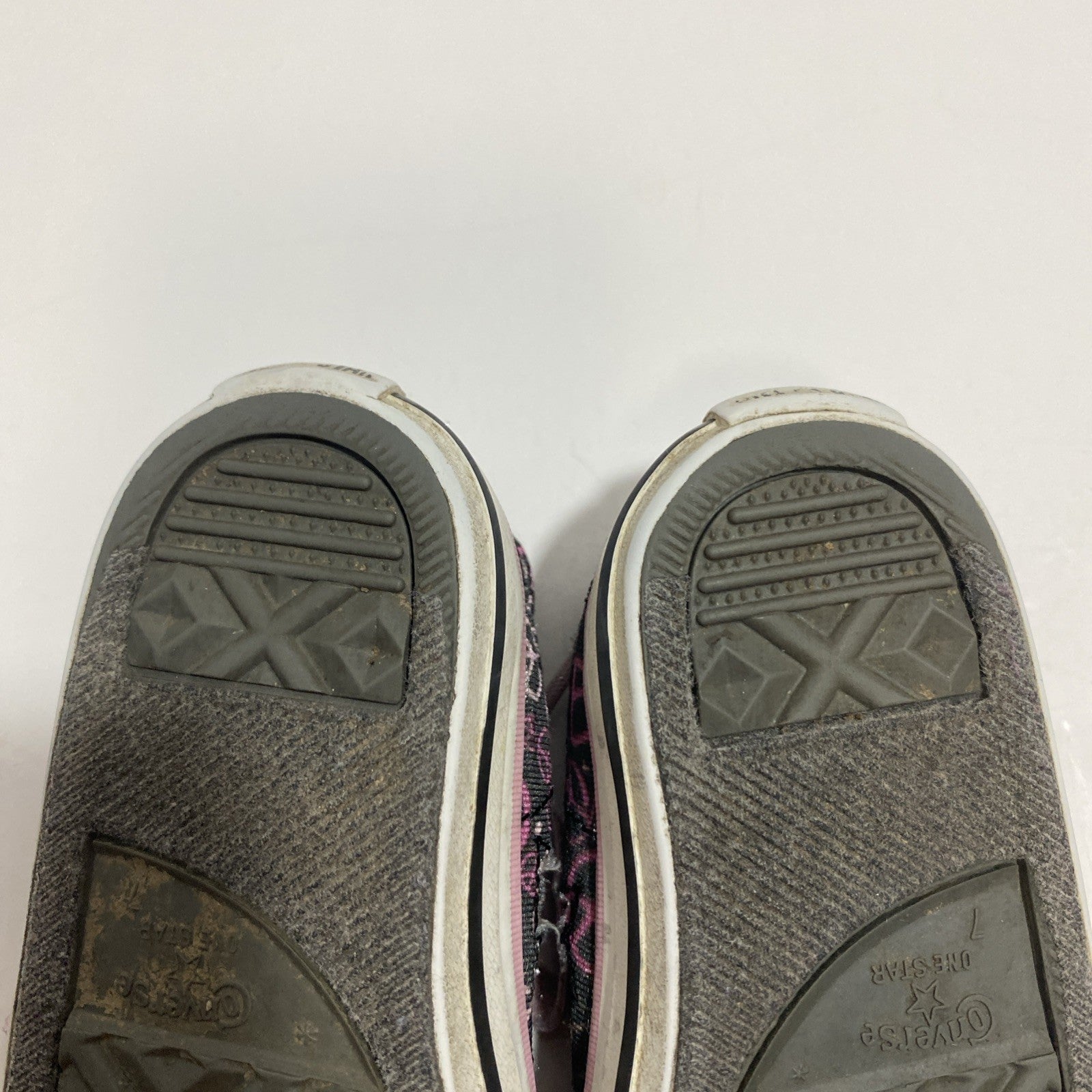 Converse All Star Low Top Girl Shoe US Size 7 Peace Sign Pink Black