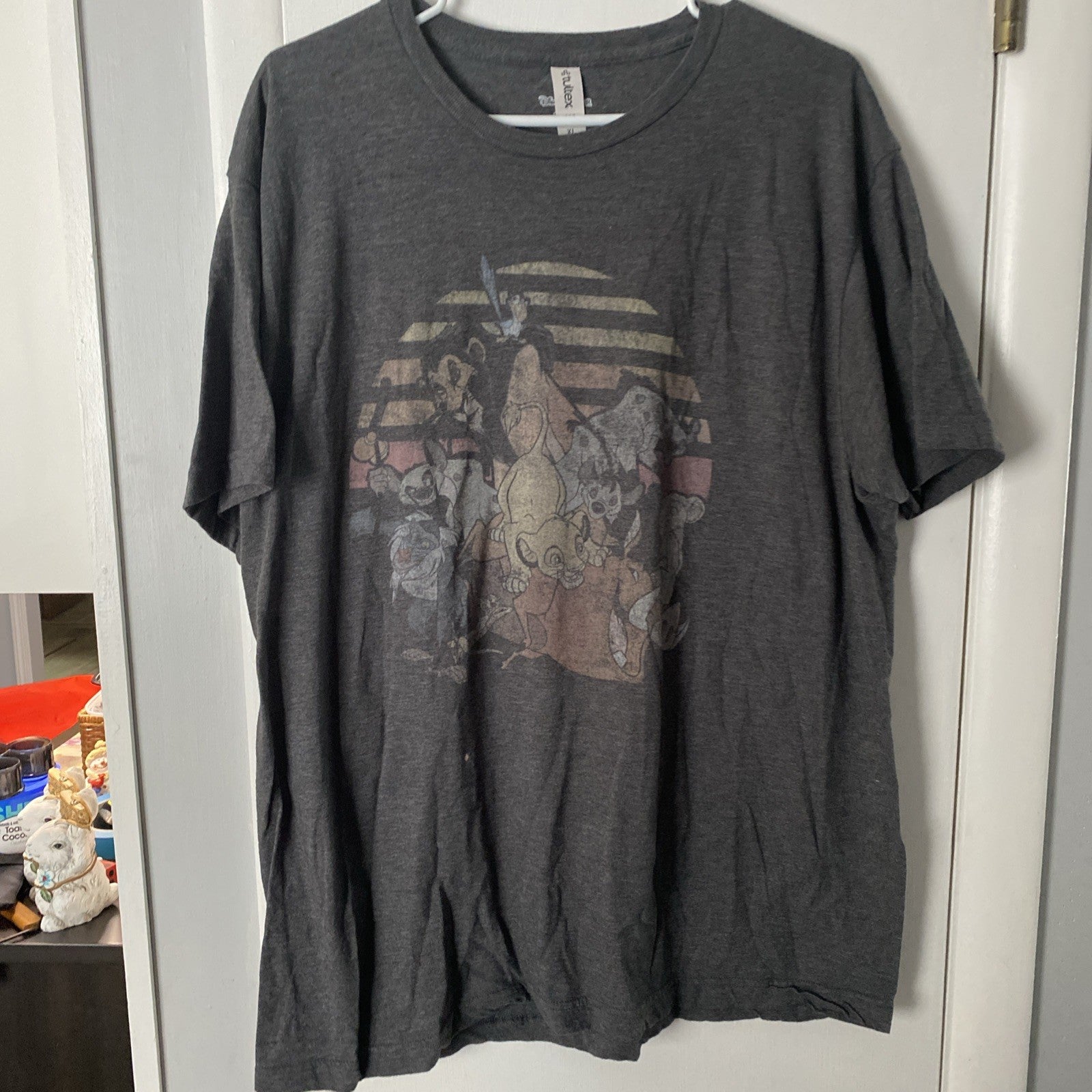 Disney lion King short sleeve gray shirt size extra large large short sleeve
