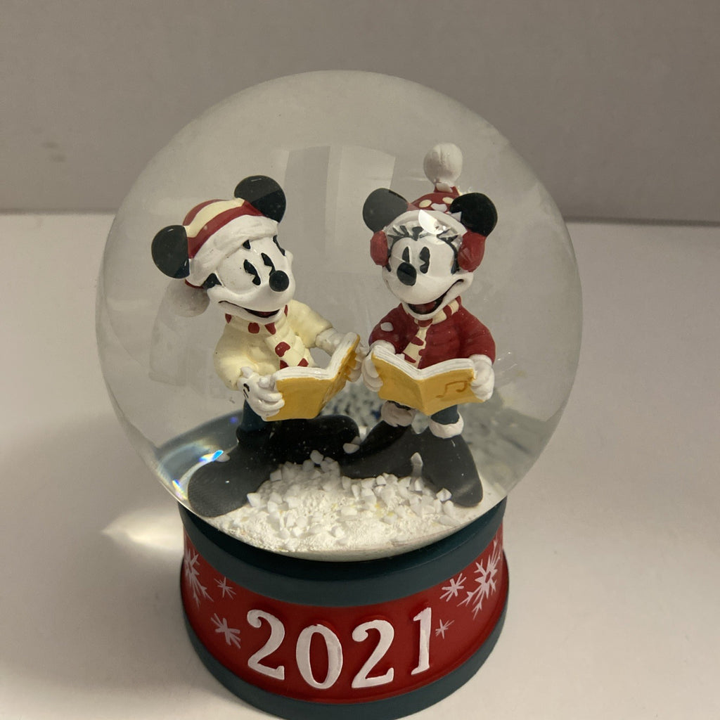 WALT DISNEY MICKEY AND MINNIE  2021 CHRISTMAS SNOW GLOBE BRAND NEW INORIGINALBOX