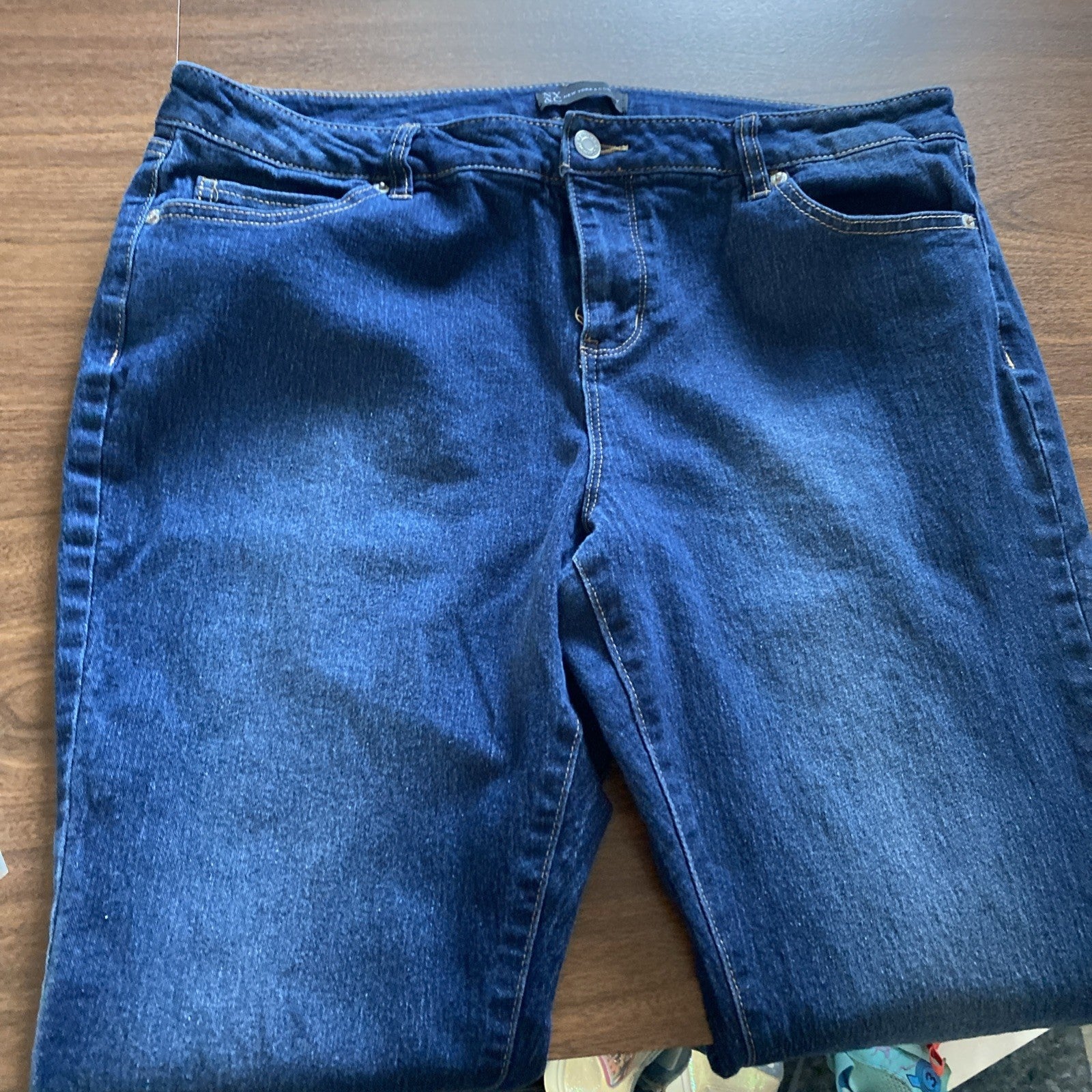 Women’s New York & Company Flat Front Jeans. Size 10P