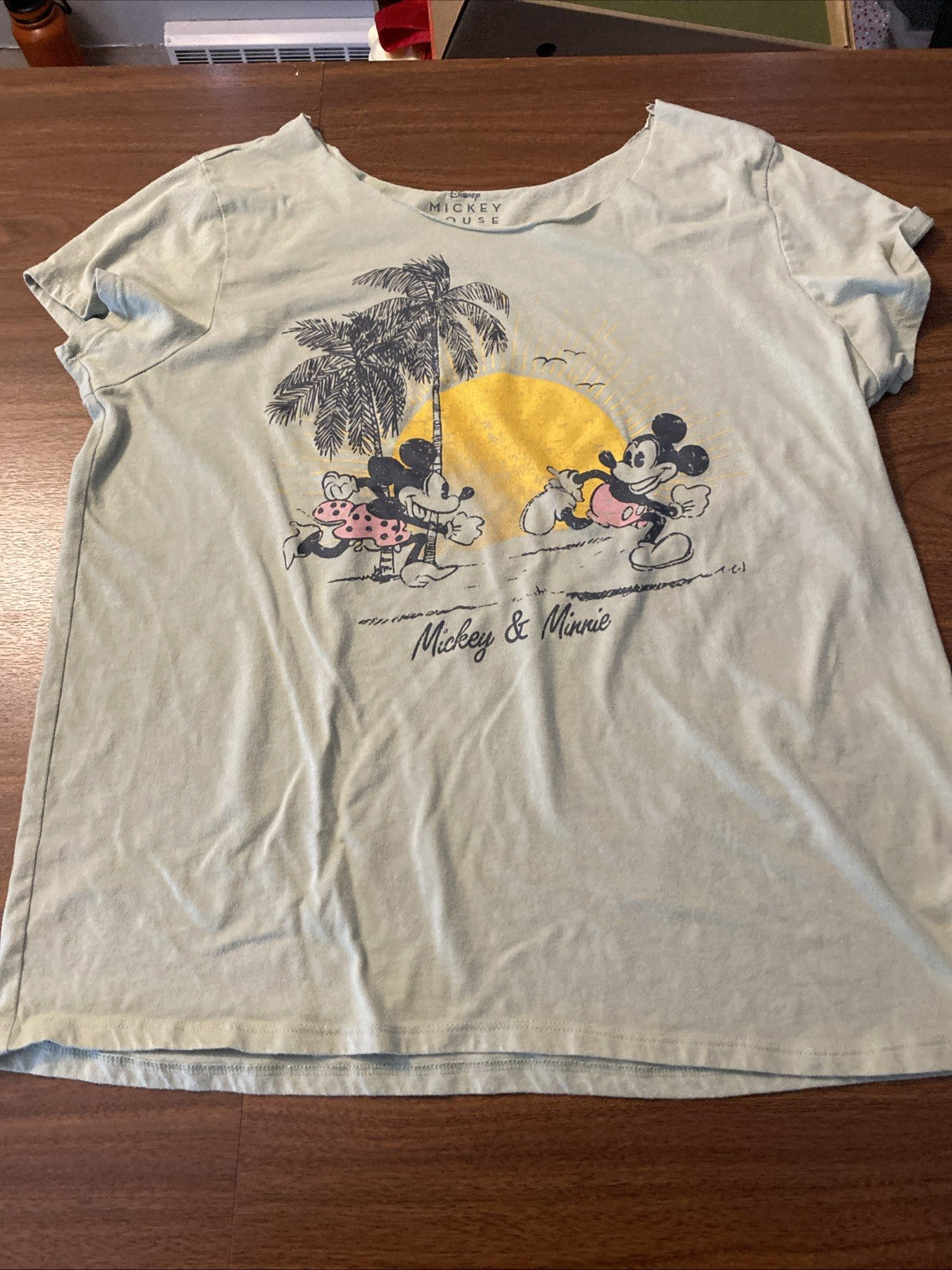 Disney Mickey and Minnie Mouse On Beach Women's Large Green Graphic T-Shirt Pics