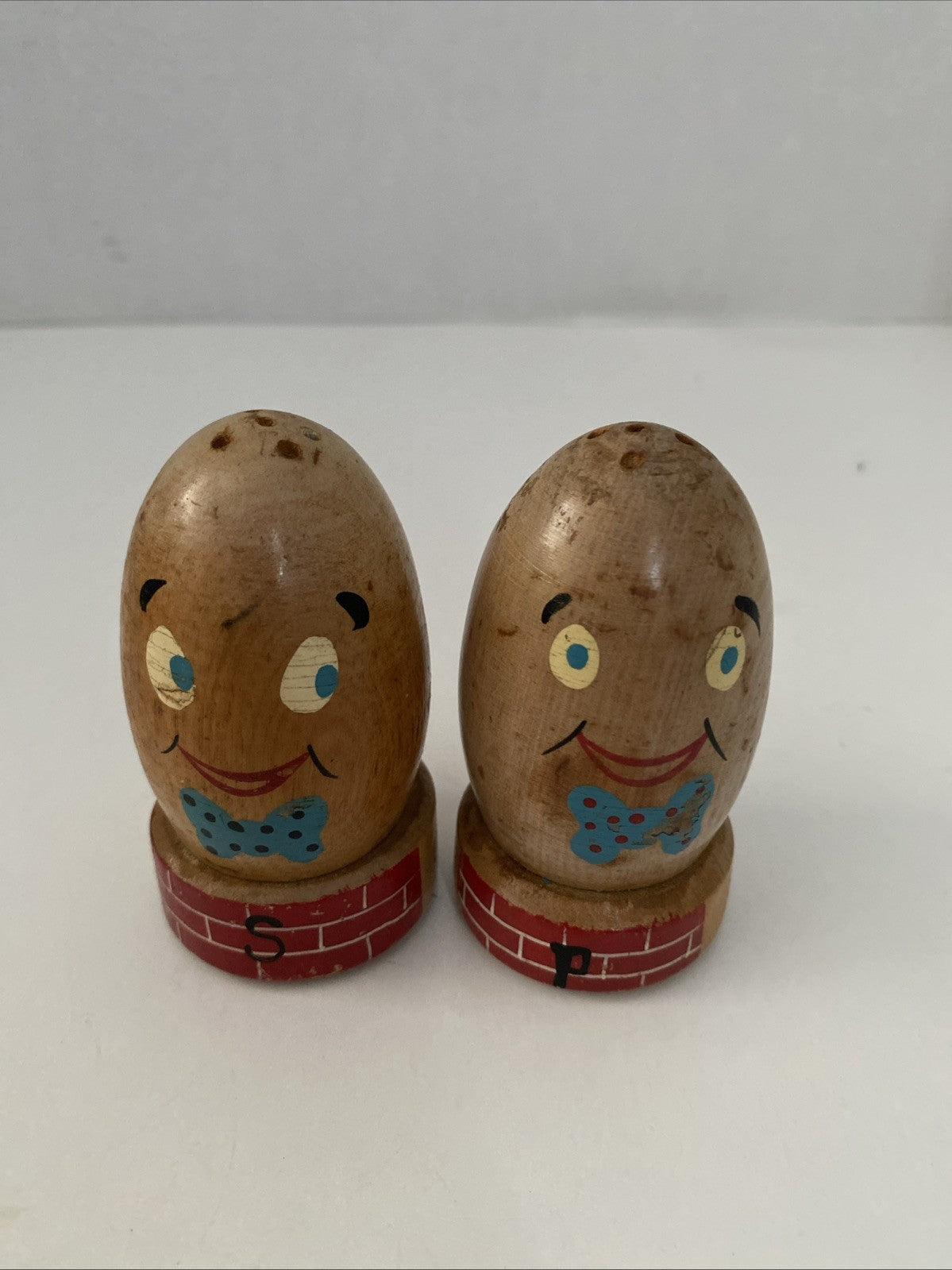 Vintage Humpty Dumpty Wood Wooden Souvenir Salt and Pepper Shakers 