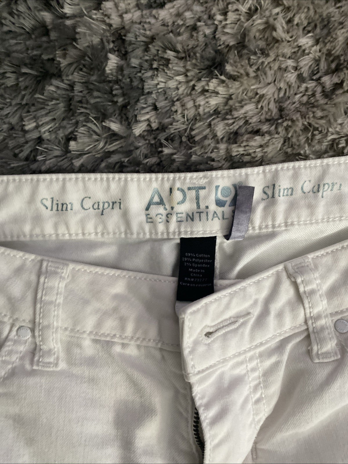Apt. 9 Womens Size 4 Mid Rise Capri Light Wash White Denim Jeans