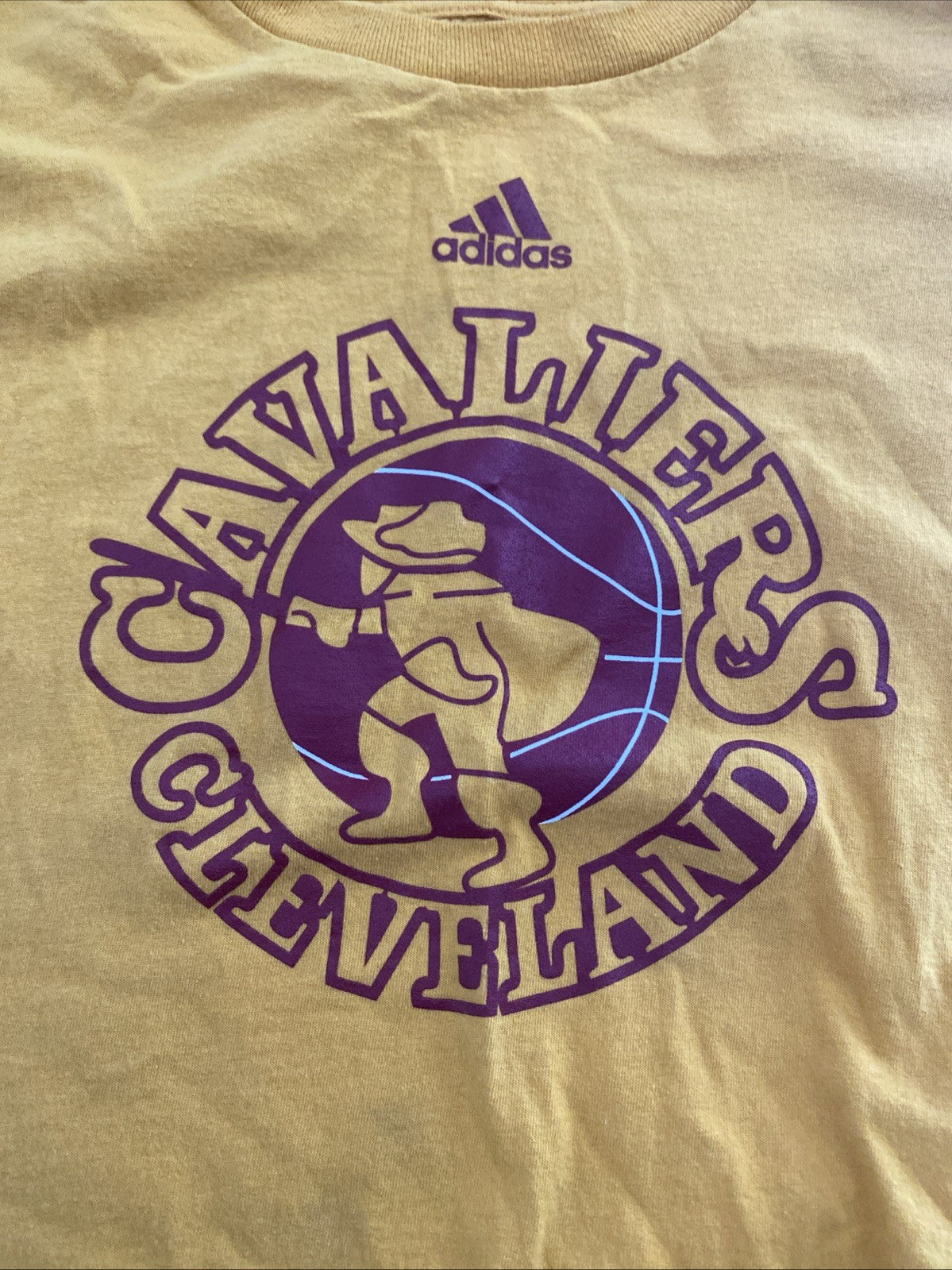Adidas men’s extra-large short sleeve T-shirt yellow NBA Cleveland Cavaliers Cav