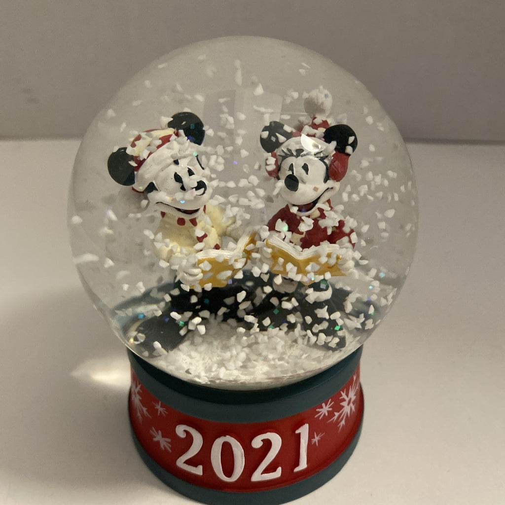 WALT DISNEY MICKEY AND MINNIE  2021 CHRISTMAS SNOW GLOBE BRAND NEW INORIGINALBOX