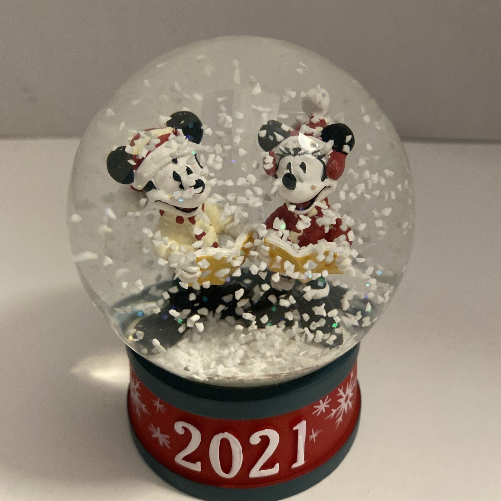 WALT DISNEY MICKEY AND MINNIE  2021 CHRISTMAS SNOW GLOBE BRAND NEW INORIGINALBOX