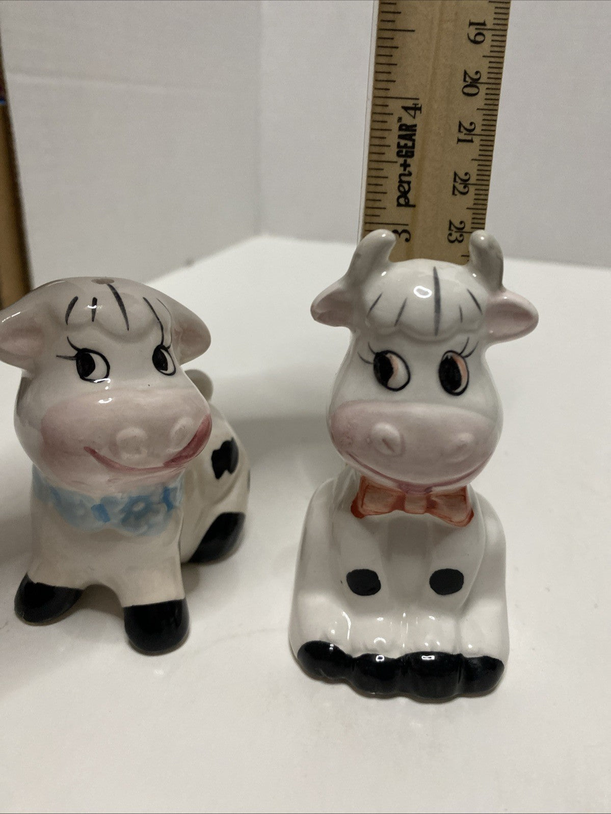 VINTAGE CERAMIC SALT & PEPPER SHAKERS COWS MARKED TAIWAN 