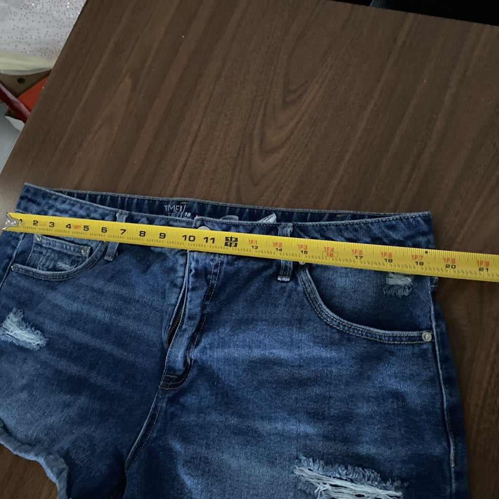Time in true women’s high-rise shorts size 18 distressed