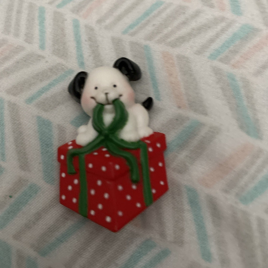 Christmas Russ Berrie And Company Puppy Dog With Present Pin Brooch